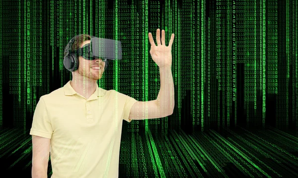 Hombre feliz en auriculares de realidad virtual o gafas 3d — Foto de Stock