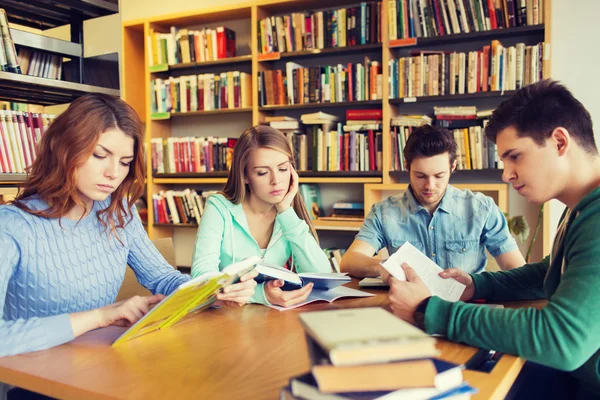 Studerande läser böcker i biblioteket — Stockfoto