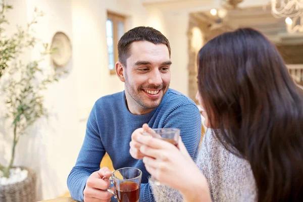 Lyckliga par dricka te på caféet — Stockfoto