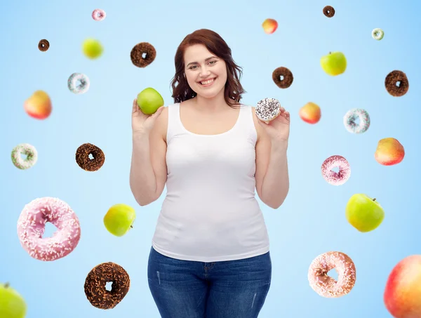 Gelukkig plus size vrouw kiezen van apple of donut — Stockfoto