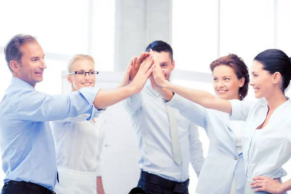 Verksamhet team firar segern i office — Stockfoto