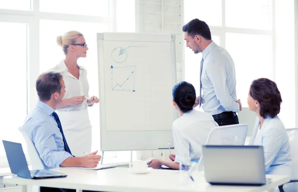 Zakelijke team bespreken iets in office — Stockfoto