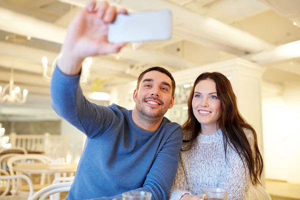 Pareja tomando selfie smartphone en el restaurante cafetería —  Fotos de Stock