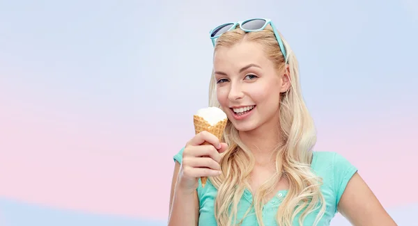 Felice giovane donna in occhiali da sole mangiare gelato — Foto Stock