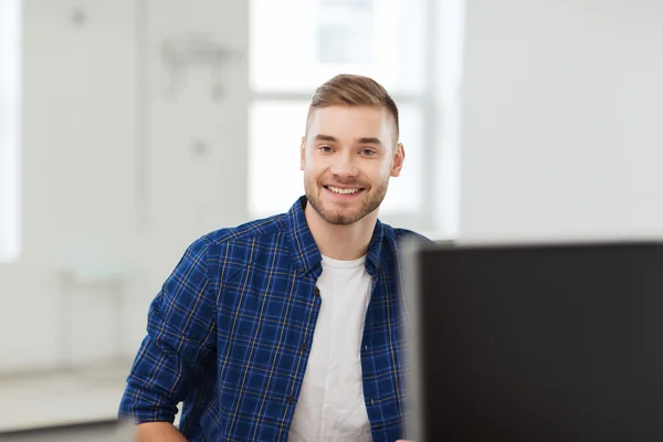 Hombre creativo feliz o estudiante en la oficina — Foto de Stock