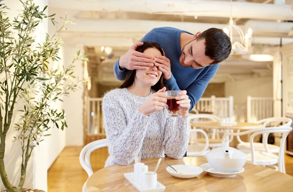 Happy couple drinking tea at cafe — Stock Photo, Image