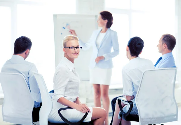 Affärskvinna på affärsmöte i office — Stockfoto