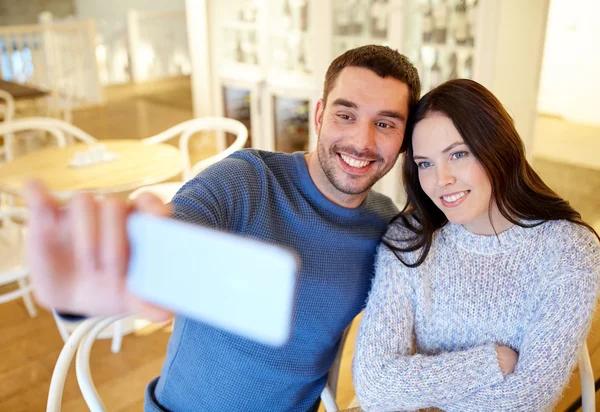 Para biorąc smartphone selfie w kawiarni — Zdjęcie stockowe