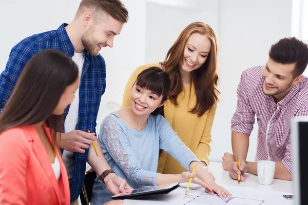 Feliz equipo creativo o estudiantes que trabajan en la oficina — Foto de Stock