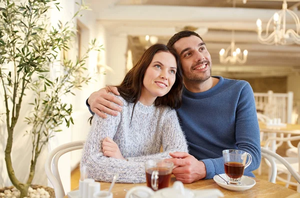 Feliz pareja bebiendo té en el restaurante —  Fotos de Stock