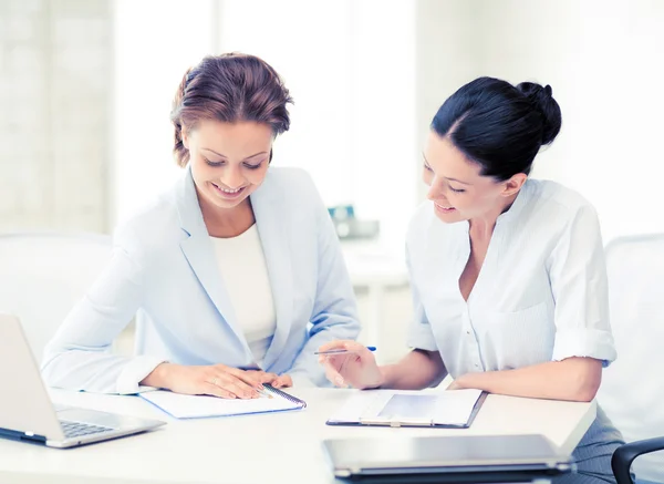 Two smiling businesswomen working in office — Stock Photo, Image
