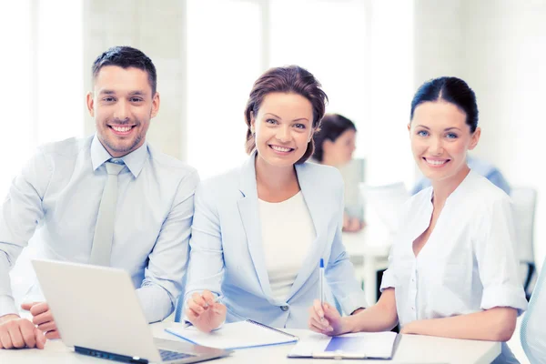 Business team discutere di qualcosa in ufficio — Foto Stock