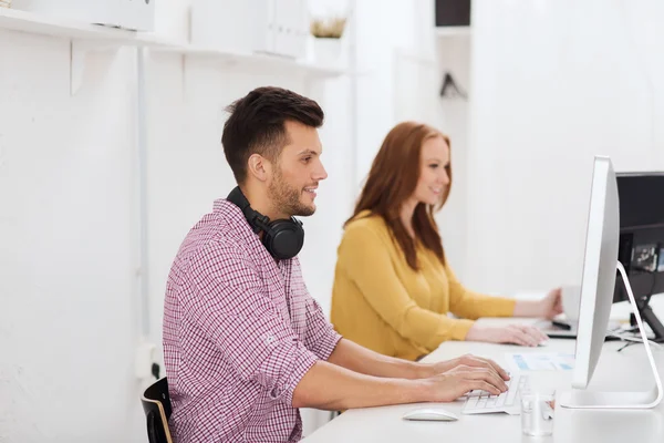 Team creativo con cuffie e computer — Foto Stock