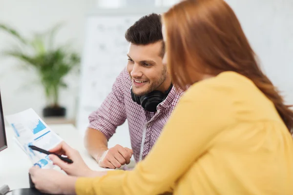 Kreativ gruppe med hodetelefoner og datamaskin – stockfoto