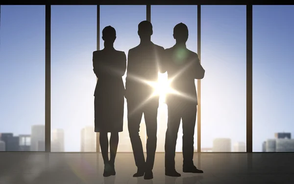 Geschäftsleute Silhouetten über Büro Hintergrund — Stockfoto