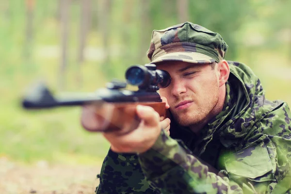 Jeune soldat ou chasseur armé en forêt — Photo