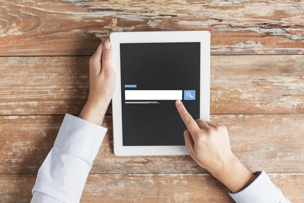 Close up of male hands using browser on tablet pc — Stock Photo, Image