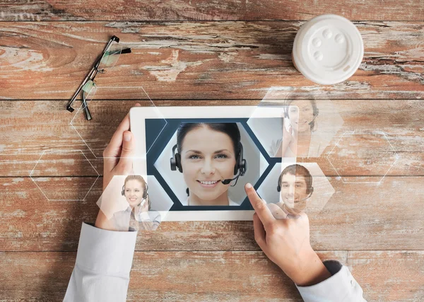 Fechar as mãos com tablet pc e helpline — Fotografia de Stock