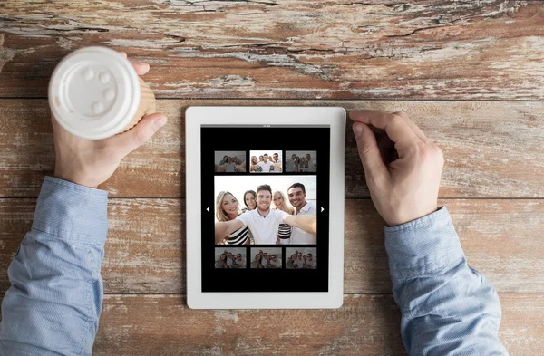 Primo piano di mani maschili con foto su tablet pc — Foto Stock