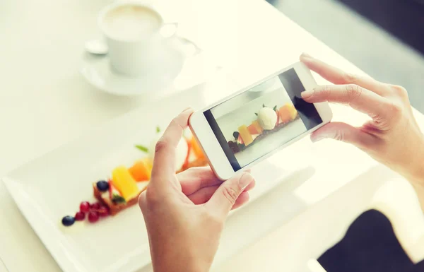 Close up de mulher imaginando comida por smartphone — Fotografia de Stock