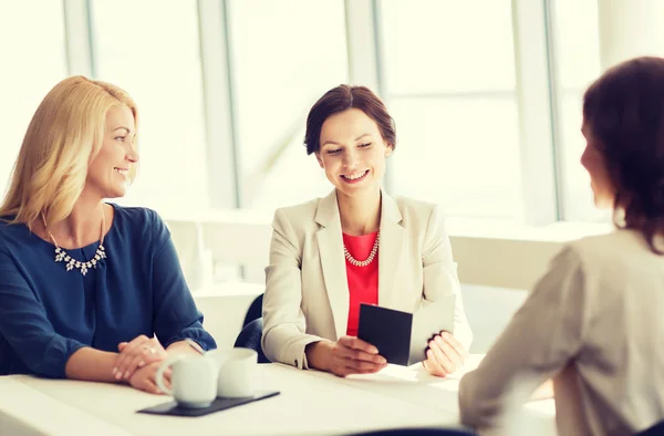 Femmes heureuses regardant la facture de restaurant — Photo