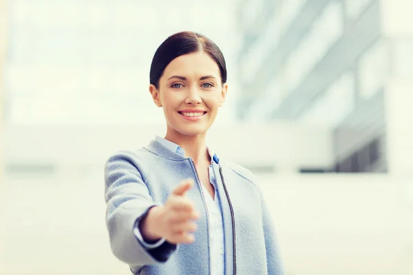 Glimlachende zakenvrouw hand geven voor handdruk — Stockfoto