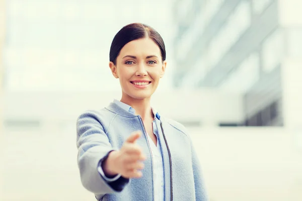 Sonriente mujer de negocios dando la mano para apretón de manos —  Fotos de Stock