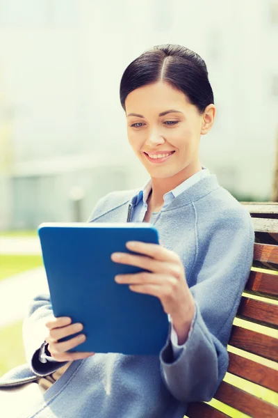 Ler affärskvinna med TabletPC i city — Stockfoto