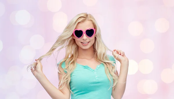 하트 모양 선글라스에 행복 한 젊은 여자 — 스톡 사진