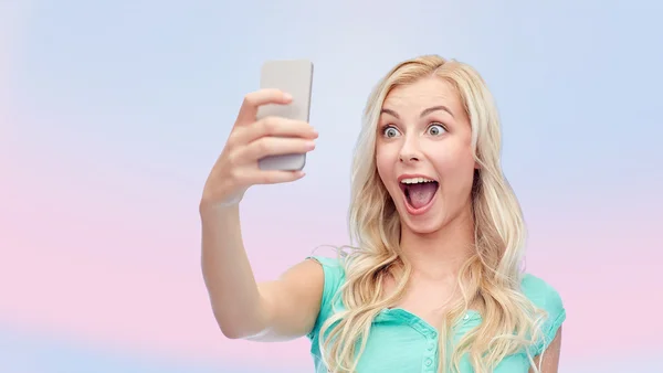 Glimlachende jonge vrouw die Selfie met Smartphone — Stockfoto