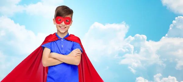 Menino em vermelho super herói capa e máscara — Fotografia de Stock