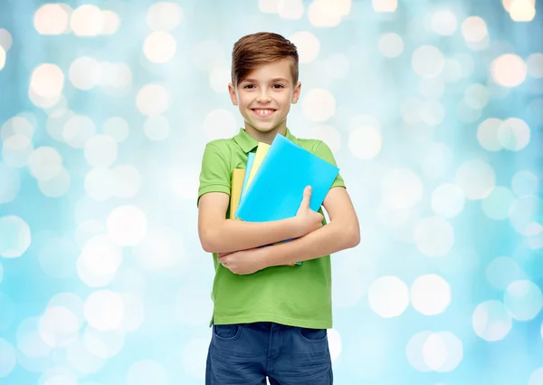 Щасливий студентський хлопчик з папками і блокнотами — стокове фото