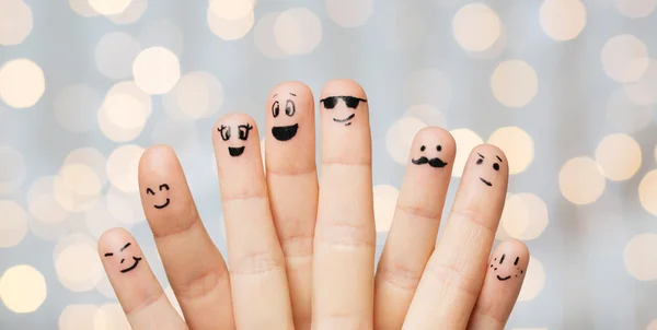 Primer plano de manos y dedos con caras sonrientes —  Fotos de Stock