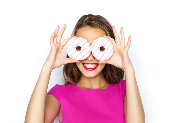 Mulher feliz ou menina adolescente olhando através de donuts — Fotografia de Stock