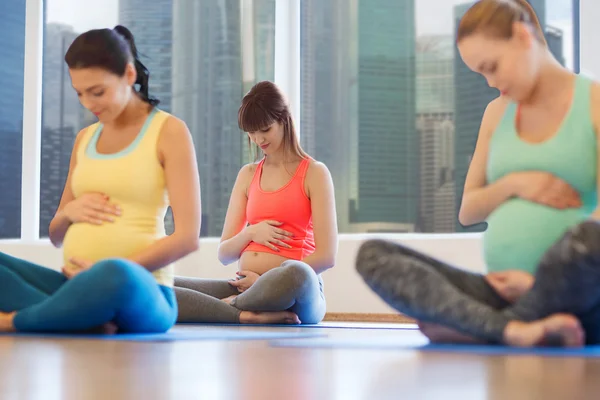 Donne incinte felici che esercitano yoga in palestra — Foto Stock