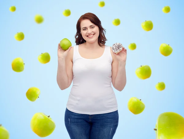 Gelukkig plus size vrouw kiezen van apple of donut — Stockfoto