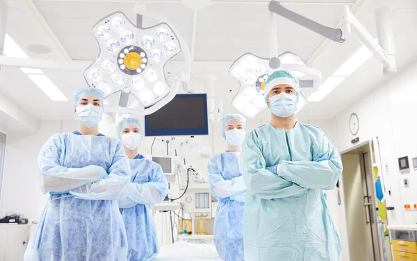 Gruppe af kirurger i operationsstuen på hospitalet - Stock-foto