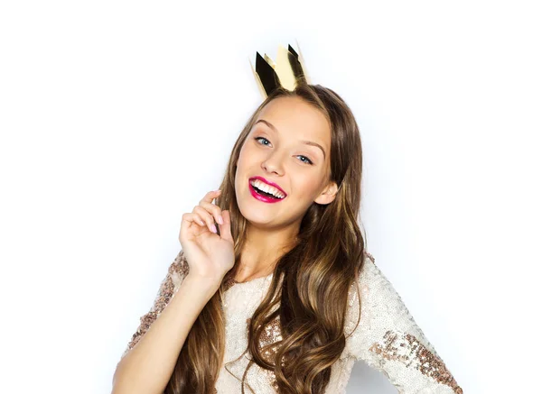 Jovem feliz ou menina em vestido de festa e coroa — Fotografia de Stock