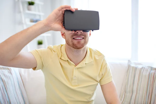 Hombre joven en auriculares de realidad virtual o gafas 3d — Foto de Stock