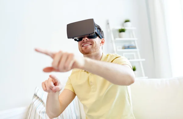 Jovem em realidade virtual headset ou óculos 3d — Fotografia de Stock