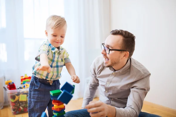 Pai e filho brincando com blocos de brinquedo em casa — Fotografia de Stock
