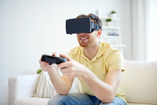 Homem em fone de ouvido realidade virtual com controlador — Fotografia de Stock