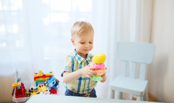 Счастливый мальчик с шариковой когтеточкой дома — стоковое фото