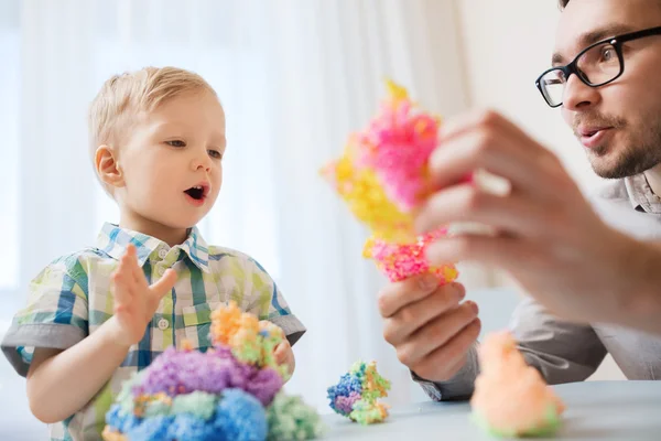 Pai e filho brincando com barro bola em casa — Fotografia de Stock