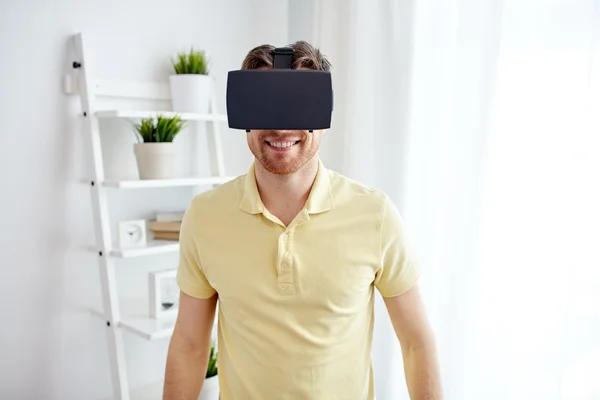 Jeune homme en réalité virtuelle casque ou lunettes 3D — Photo