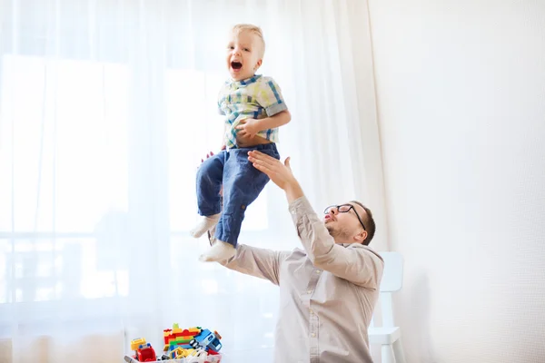 Padre con hijo jugando y divirtiéndose en casa —  Fotos de Stock