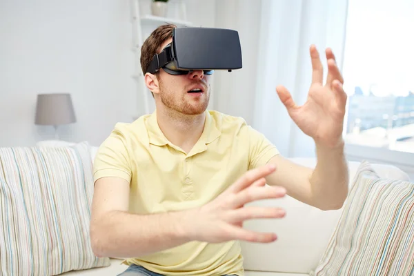 Hombre joven en auriculares de realidad virtual o gafas 3d — Foto de Stock