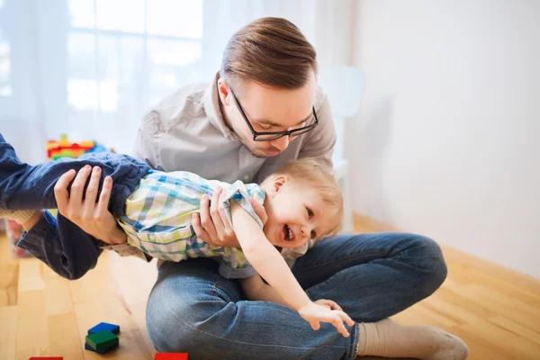 Padre con hijo jugando y divirtiéndose en casa — Foto de Stock