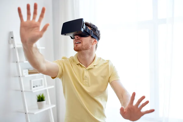 Jovem em realidade virtual headset ou óculos 3d — Fotografia de Stock