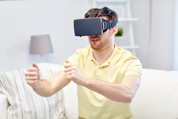 Junger Mann im Virtual-Reality-Headset zu Hause — Stockfoto